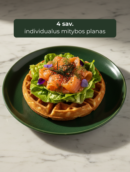 Pikantiškas vaflis su rūkyta lašiša, šviežiomis salotomis ir sezamu žalioje lėkštėje