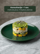 Sluoksniuotos salotos su avokadu, daržovėmis ir sezamu žalioje lėkštėje