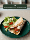 Tortilijos suktinys su daržovėmis ir įdaru, patiektas žalioje lėkštėje su šviežiomis salotomis